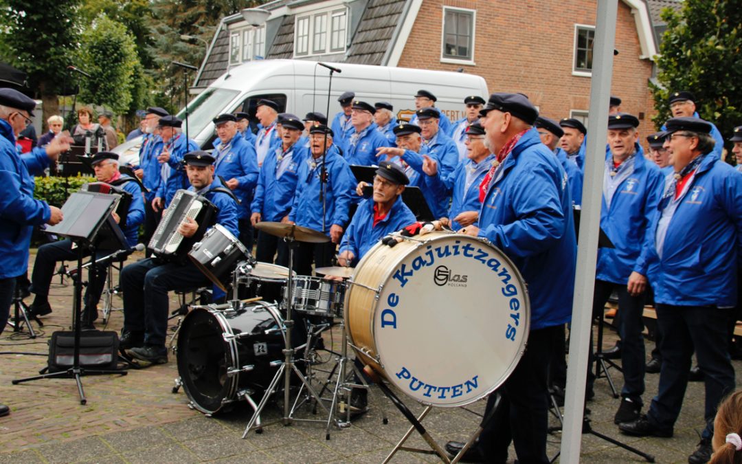 De Kajuitzangers op de Ossenmarkt