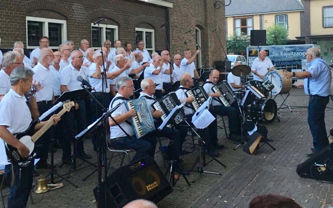 De Kajuitzangers zingen bij De Hertogh