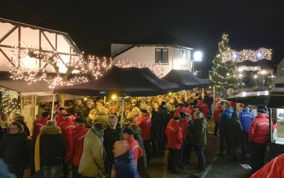 Kajuitzangers zwingen bij De Waag